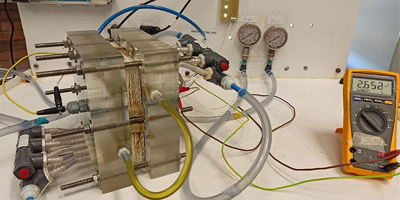 Blue Acid/Base Battery: Produzione e accumulo di energia rinnovabile da acqua e sale