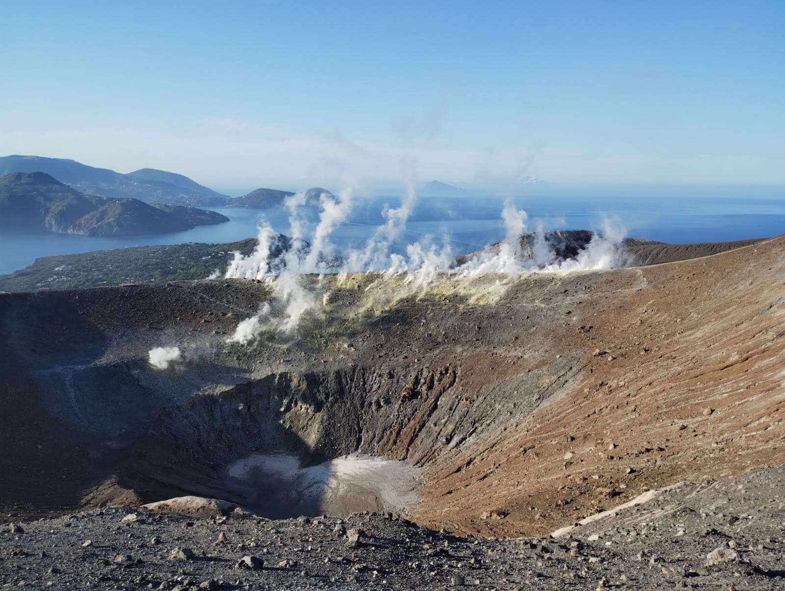 Vulcani, terremoti, ambiente e gli strumenti scientifici che ne svelano i segreti.